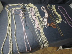 lot 190 image: Costume Jewelry