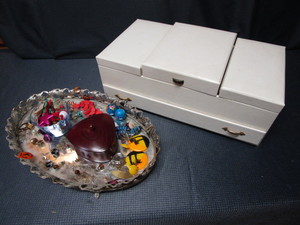 lot 192 image: Jewelry & Box
