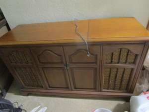 lot 8 image: Console Stereo