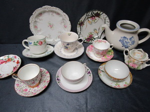 lot 235 image: English CupsSaucers