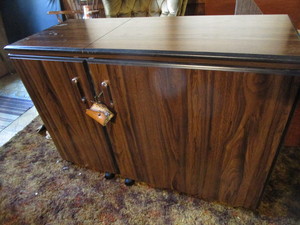 lot 4 image: Sewing Cabinet