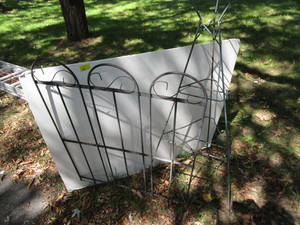 lot 315 image: Garden Stand & Panel