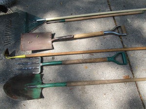 lot 320 image: Garden Tools