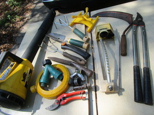lot 322 image: Garden Tools