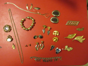ASSORTED GOLDTONE COSTUME JEWELRY