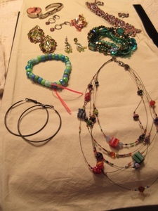 NICE COLLECTION OF ASSORTED JEWELRY