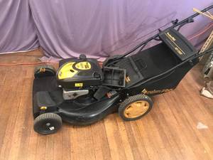 lot 2 image: Poulan Pro 625 Series Self Propelled Mulching Mower