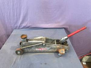 lot 70 image: Floor Jack