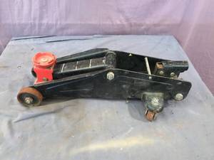 lot 89 image: Floor Jack
