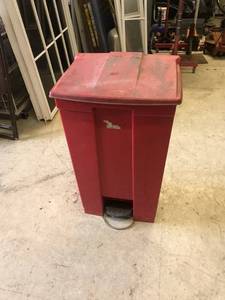 lot 93 image: Rubbermaid Trash with Wheels