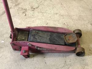 lot 94 image: Floor Jack