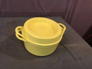 lot 100 image: Vintage Douveu Cast Iron Dutch Oven 24