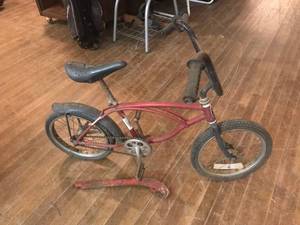 lot 120 image: Vintage Schwinn Kids Bicycle