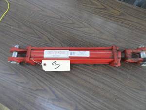 lot 3 image: Lion 2500 Hydraulic Cylinder