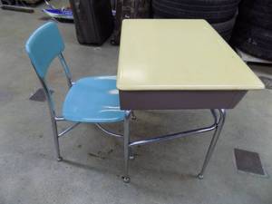 lot 31 image: Kids School Desk