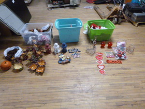 lot 143 image: Holiday Decorations