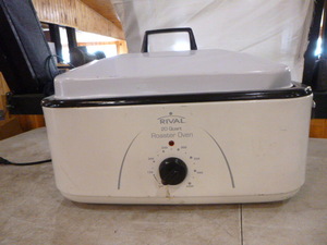 lot 32 image: Rival 20 Quart Roaster Oven