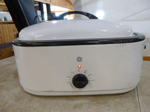 lot 33 image: GE 18 Quart Roaster Oven