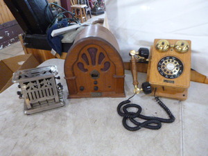 lot 46 image: Vintage Toaster and Vintage-Looking Items