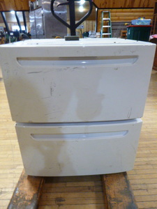 lot 93 image: 2 WasherDryer Pedestals