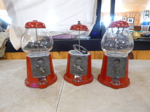 lot 109 image: 3 Bubble Gum Machines