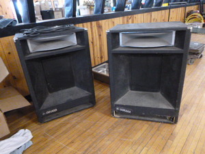 lot 4 image: 2 Yamaha Speakers