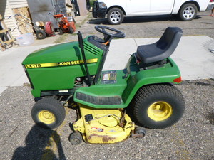 lot 6 image: John Deere LX178 Riding Lawn Mower