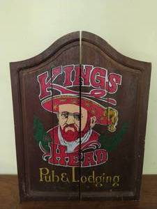 Vintage Kings Head Pub & Lodging Dart Board Case with Dart Board