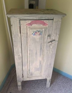 lot 327 image: Small Vintage Cabinet