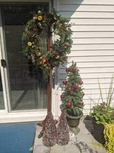 lot 312 image: Christmas Decor - (5) Fantastic Trees & Wreath