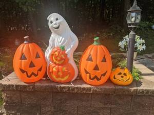 lot 301 image: Happy Halloween Decor - Friendly Ghost & Jack-O-Lanterns