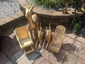 lot 303 image: Christmas Decor - Golden Deer & Sleighs