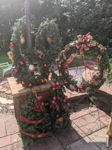 lot 304 image: Christmas Decor - (4) Wreaths & (2) Trees