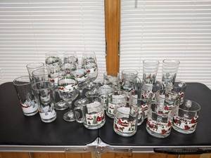lot 26 image: Christmas Design Glassware Lot