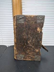 lot 4 image: Beautiful Antique Dr. Marten Luthers 1858 German Bible