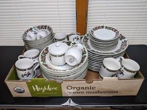 lot 59 image: Christmas Dinnerware