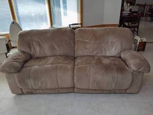 lot 32 image: Leggett and Platt Reclining Loveseat