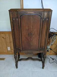 lot 9 image: Vintage Brunswick Console Radio