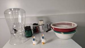 lot 105 image: Miscellaneous Kitchen Items Juicer, Mugs, Tupperware, Ice Shaver, Beverage Dispenser, Nightlight