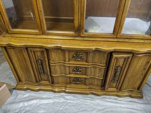 lot 267 image: Beautiful 2 Piece China Hutch
