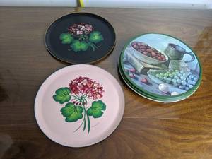 lot 270 image: Lot of 2 Hand Painted Plates & Decorative Tin