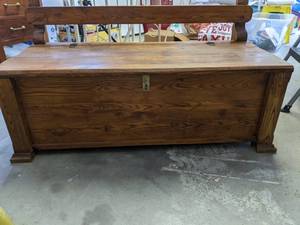 lot 391 image: Sturdy Wooden Storage Bench