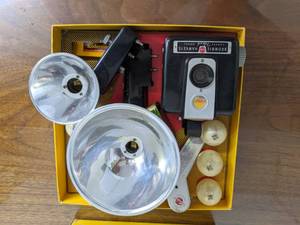 lot 389 image: Vintage Eastman Kodak Brownie Hawkeye Camera Flash Model