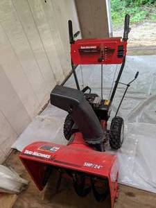lot 370 image: Yard Machines 5HP24 Snow Blower