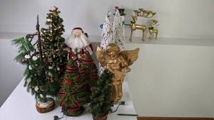 lot 134 image: Christmas Decor Lot