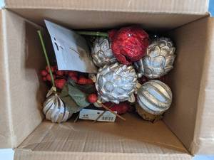 lot 129 image: Misc Christmas Ornaments