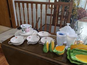lot 33 image: Vintage Kitchen Lot - Spodes, Milk Glass & Corn on the Cob Service