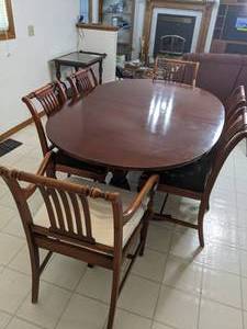 lot 34 image: Gorgeous Wood Dining Room Table & (6) Chairs w Additional Leaves