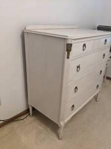 lot 29 image: Vintage Four-Drawer Dresser