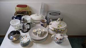 lot 136 image: Assorted KitchenDinnerware